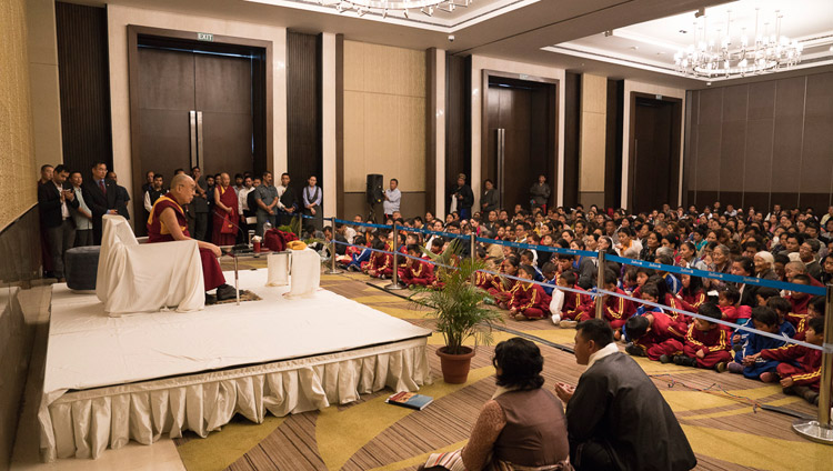 Его Святейшество Далай-лама выступает с обращением во время встречи в рамках фестиваля Намами Брахмапутра. Фото: Тензин Чойджор (офис ЕСДЛ)