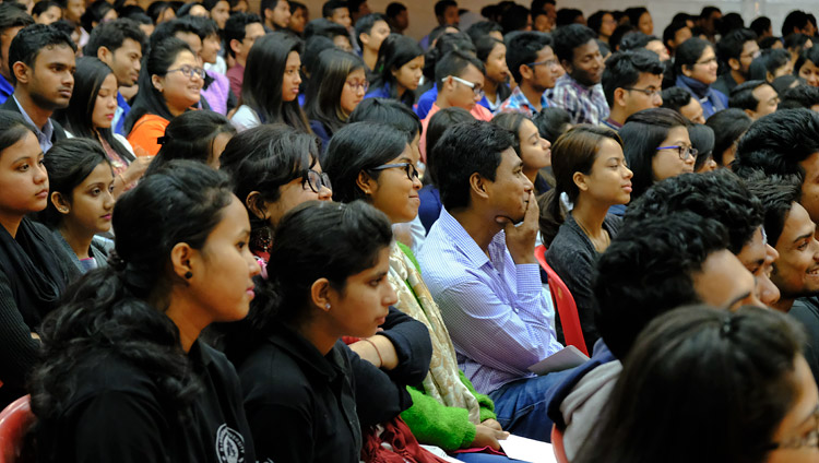 Некоторые из более чем 1100 студентов и преподавателей, собравшихся на лекцию Его Святейшества Далай-ламы в университете Дибругарха. Фото: дост. Лобсанг Кунга (офис ЕСДЛ)