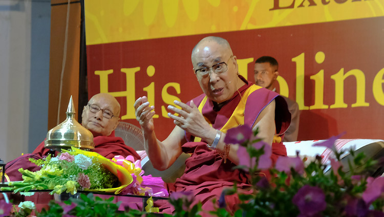Его Святейшество Далай-лама отвечает на вопросы слушателей во время лекции в университете Дибругарха. Фото: дост. Лобсанг Кунга (офис ЕСДЛ)