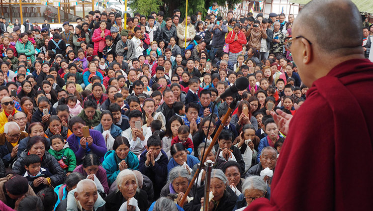 Его Святейшество Далай-лама обращается к местным жителям, собравшимся поприветствовать его в тибетском поселении Тензин Ганг. Штат Аруначал-Прадеш, Индия. Фото: Джереми Рассел (офис ЕСДЛ)