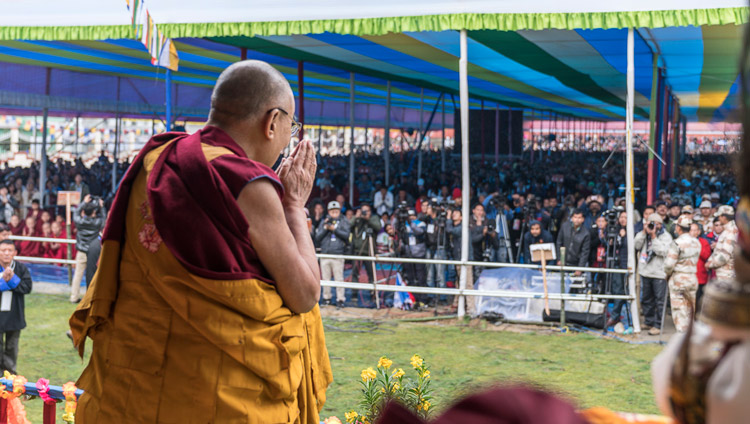 По прибытии в Парк Будды Его Святейшество Далай-лама приветствует более 15,000 верующих, собравшихся на его учения. Бомдила, штат Аруначал-Прадеш, Индия. Фото: Тензин Чойджор (офис ЕСДЛ)