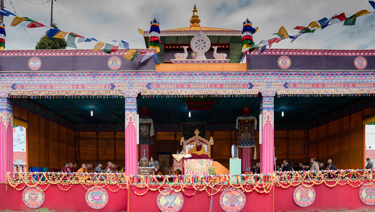 Вид на павильон в Парке Будды во время учений Его Святейшества Далай-ламы. Бомдила, штат Аруначал-Прадеш, Индия. Фото: Тензин Чойджор (офис ЕСДЛ)
