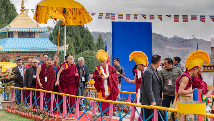 Его Святейшество Далай-лама направляется в монастырь Гонце Рабгьелинг. Бомдила, штат Аруначал-Прадеш, Индия. Фото: Тензин Чойджор (офис ЕСДЛ)