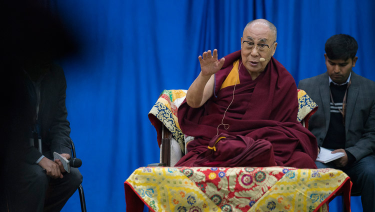 Его Святейшество Далай-лама читает публичную лекцию в старшей школе. Бомдила, штат Аруначал-Прадеш, Индия. Фото: Тензин Чойджор (офис ЕСДЛ)