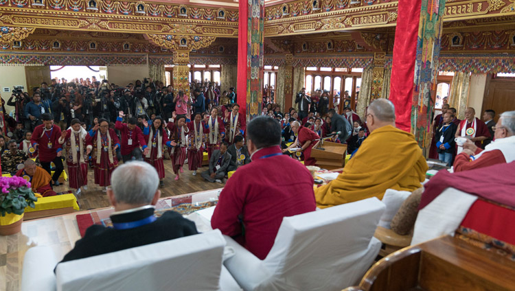 Местные жители проводят философский диспут в ходе визита Его Святейшества Далай-ламы в монастырь Тхупсунг Дхаргьелинг. Фото: Тензин Чойджор (офис ЕСДЛ)