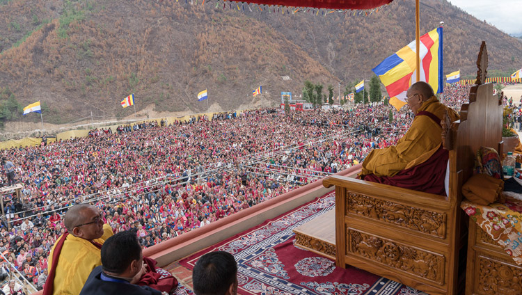 Его Святейшество Далай-лама дарует учения более чем 20,000 верующих в монастыре Тхупсунг Дхаргьелинг. Фото: Тензин Чойджор (офис ЕСДЛ)