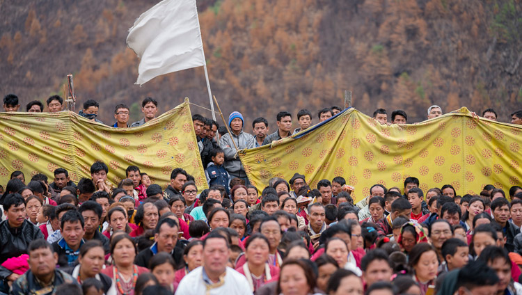Некоторые из более чем 20,000 верующих, собравшихся на учения Его Святейшества Далай-ламы в монастыре Тхупсунг Дхаргьелинг. Фото: Тензин Чойджор (офис ЕСДЛ)