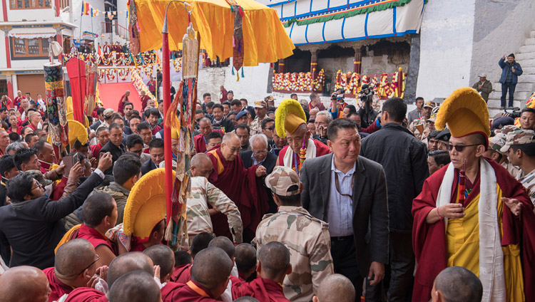 Его Святейшество Далай-лама прибывает в монастырь Таванг. Фото: Тензин Чойджор (офис ЕСДЛ)