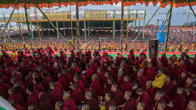 Некоторые из более чем 50,000 слушателей во время первого дня учений Его Святейшества Далай-ламы. Фото: Тензин Чойджор (офис ЕСДЛ)