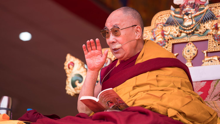 Его Святейшество Далай-лама дарует учения на площадке при храме Йига Чойзин. Фото: Тензин Чойджор (офис ЕСДЛ)