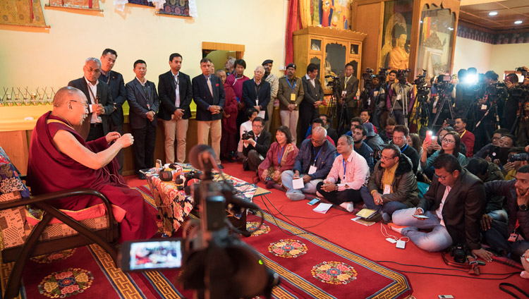 Его Святейшество Далай-лама обращается к журналистам во время пресс-конференции в храме Йига Чойзин. Фото: Тензин Чойджор  (офис ЕСДЛ)