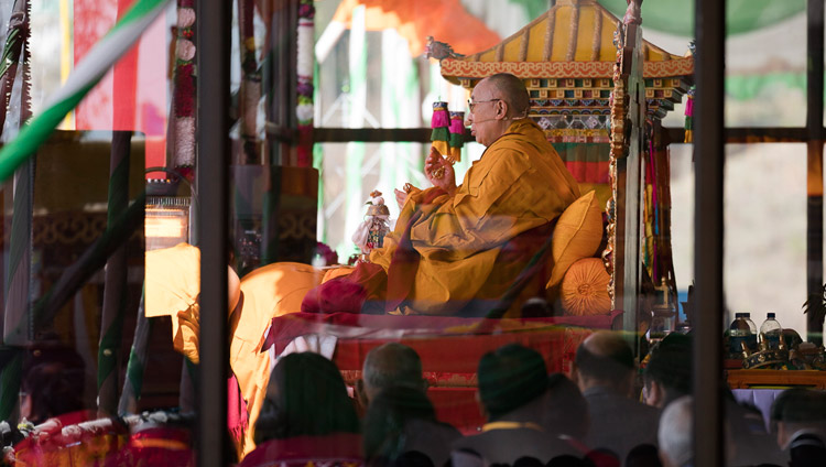 Его Святейшество Далай-лама проводит подготовительные церемонии к посвящению Авалокитешвары. Фото: Тензин Чойджор  (офис ЕСДЛ)