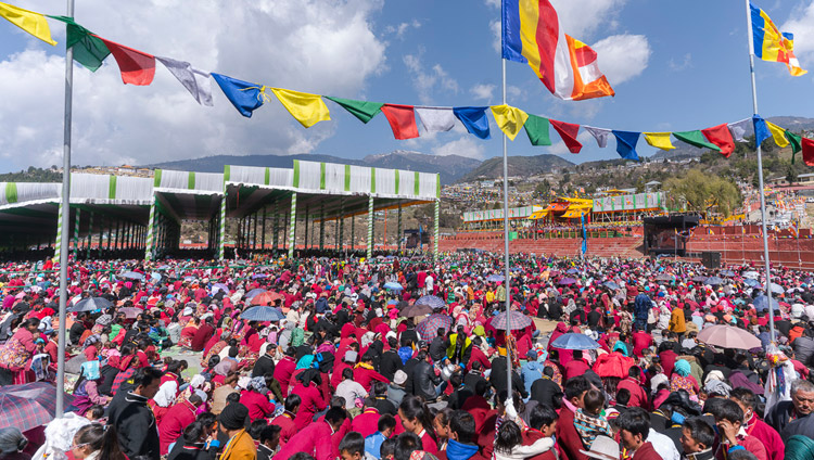 Вид на площадку при храме Йига Чойзин, где на учения Его Святейшества Далай-ламы собралось более 50,000 верующих.  Фото: Тензин Чойджор (офис ЕСДЛ)