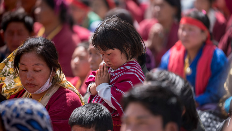 Одна из юных слушательниц во время второго дня учений Его Святейшества Далай-ламы на площадке при храме Йига Чойзин. Фото: Тензин Чойджор (офис ЕСДЛ)