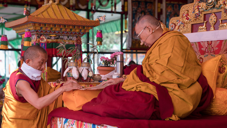 Его Святейшество Далай-лама дарует посвящение Авалокитешвары. Фото: Тензин Чойджор (офис ЕСДЛ)