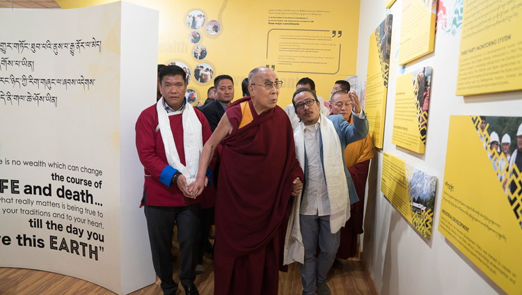 Его Святейшество Далай-лама и главный министр штата Аруначал-Прадеш Пема Кханду во время визита в мемориальный музей Дордже Кханду. Фото: Тензин Чойджор (офис ЕСДЛ)