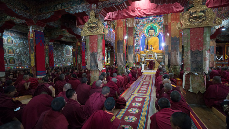 Его Святейшество Далай-лама обращается к монахам в монастыре Таванг. Фото: Тензин Чойджор (офис ЕСДЛ)