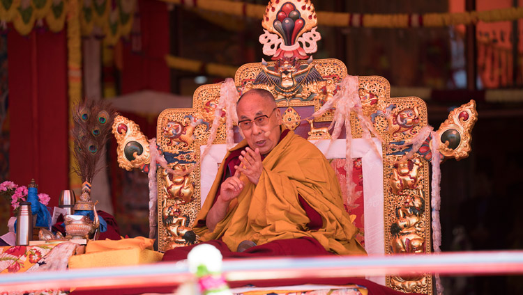 Его Святейшество Далай-лама во время заключительного дня учений на площадке при храме Йига Чойзин. Фото: Тензин Пунцок (офис ЕСДЛ)