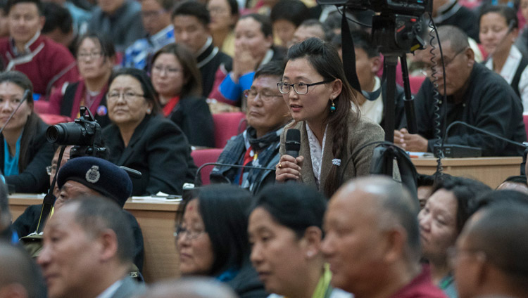 Одна из слушательниц задает вопрос Его Святейшеству Далай-ламе во время публичной лекции в конференц-центре Кала Вангпо. Фото: Тензин Чойджор (офис ЕСДЛ)