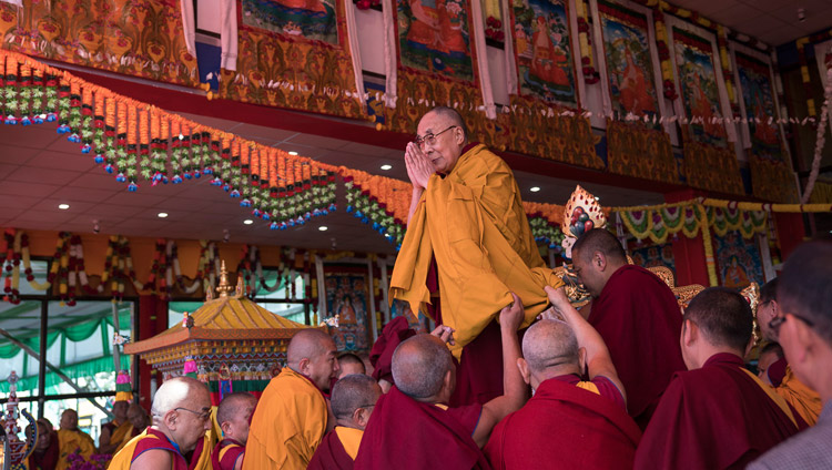 Его Святейшество Далай-лама приветствует более 50,000 верующих в начале заключительного дня учений. Фото: Тензин Чойджор (офис  ЕСДЛ)