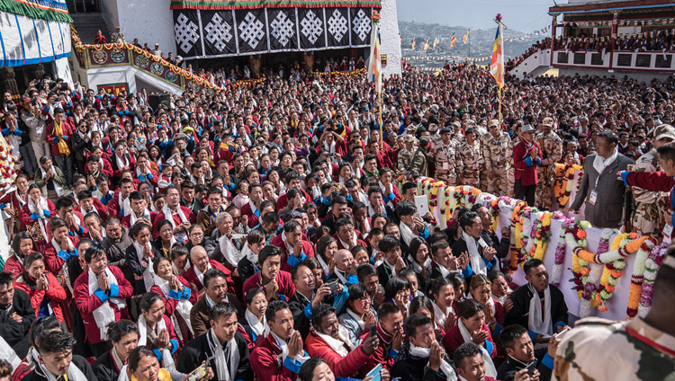 Верующие из Мона и Бутана, собравшиеся на площади у монастыря Таванг, слушают наставления Его Святейшества Далай-ламы. Таванг, штат Аруначал-Прадеш, Индия. Фото: Тензин Чойджор (офис ЕСДЛ)