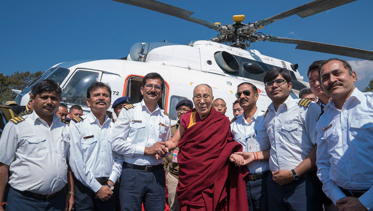 Перед вылетом в Гувахати Его Святейшество Далай-лама фотографируется с членами вертолетного экипажа. Таванг, штат Аруначал-Прадеш, Индия. Фото: Тензин Чойджор (офис ЕСДЛ)