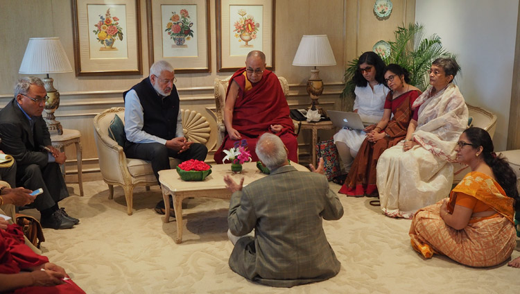Его Святейшество Далай-лама во время совещания с членами координационного комитета по разработке учебной программы для преподавания нравственных ценностей. Фото: Джереми Рассел (офис ЕСДЛ)