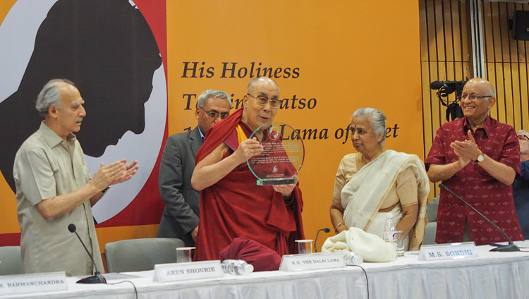 Его Святейшество Далай-лама демонстрирует публике врученную ему награду им. профессора М. Л. Сондхи в области международной политики. Фото: Джереми Рассел (офис ЕСДЛ)