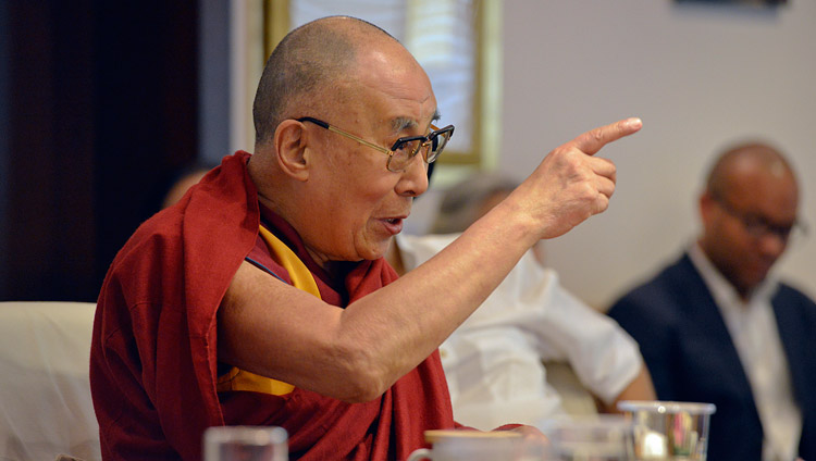 Его Святейшество Далай-лама обращается к собравшимся в ходе совещания рабочего комитета по созданию учебной программы преподавания общечеловеческих ценностей. Фото: Лобсанг Церинг (офис ЕСДЛ)