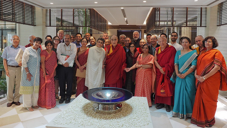 Его Святейшество Далай-лама и члены комитета по созданию учебной программы преподавания общечеловеческих ценностей по завершении совещания в Нью-Дели. Фото: Джереми Рассел (офис ЕСДЛ)