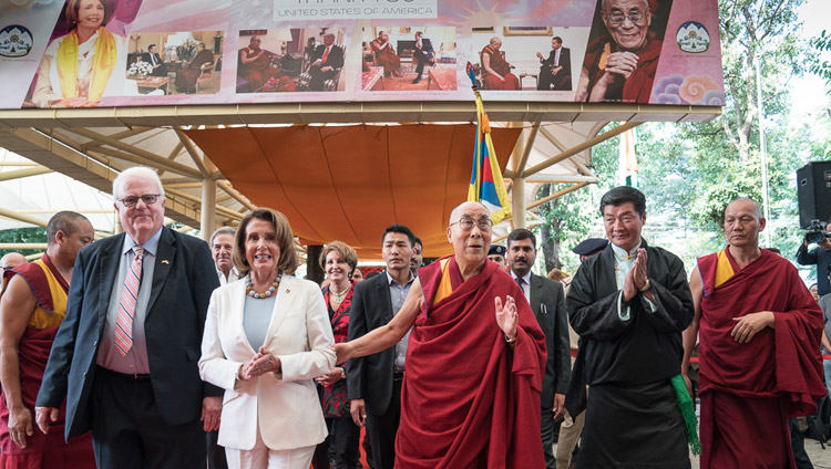 Его Святейшество Далай-лама, сикьонг (глава Центральной тибетской администрации) Лобсанг Сенге и члены двухпартийной делегации конгресса США прибывают в главный тибетский храм на встречу с местными жителями. Фото: Тензин Чойджор (офис ЕСДЛ)