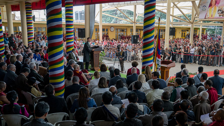 Сикьонг (глава Центральной тибетской администрации) Лобсанг Сенге выступает с обращением во время встречи, организованной в главном тибетском храме по случаю визита двухпартийной делегации конгресса США. Фото: Тензин Чойджор (офис ЕСДЛ)