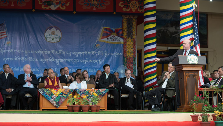 Член палаты представителей конгресса США Джим Макговерн выступает с обращением во время встречи, организованной в главном тибетском храме по случаю визита двухпартийной делегации конгресса США. Фото: Тензин Чойджор (офис ЕСДЛ)