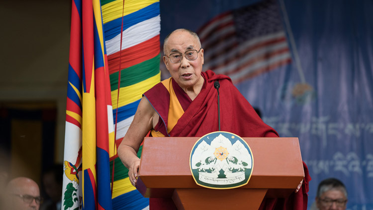 Его Святейшество Далай-лама выступает с обращением в ходе встречи, организованной в главном тибетском храме по случаю визита двухпартийной делегации конгресса США. Фото: Тензин Чойджор (офис ЕСДЛ)