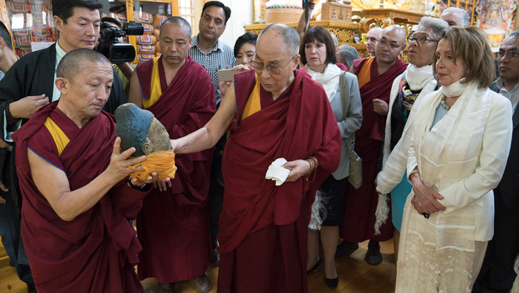 Его Святейшество Далай-лама демонстрирует членам двухпартийной делегации конгресса США голову статуи, разрушенной во времена культурной революции в Тибете. Фото: Тензин Чойджор (офис ЕСДЛ)