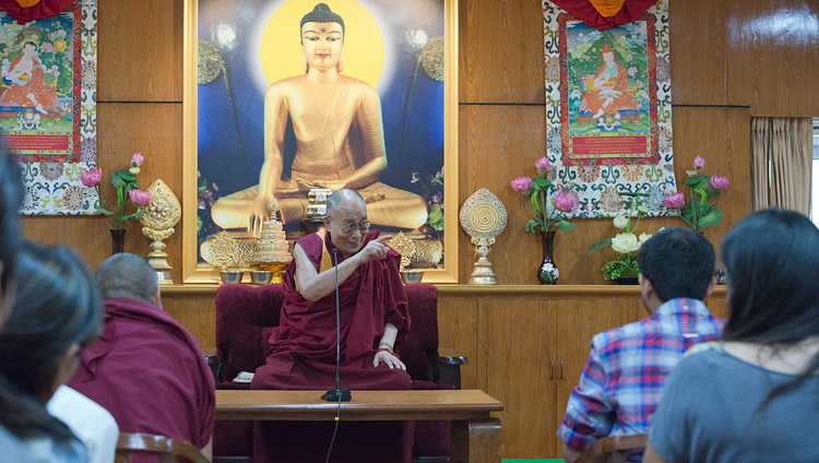Его Святейшество Далай-лама обращается к студентам из США, Канады и Индии, собравшимся в его резиденции. Фото: Тензин Пунцок (офис ЕСДЛ)
