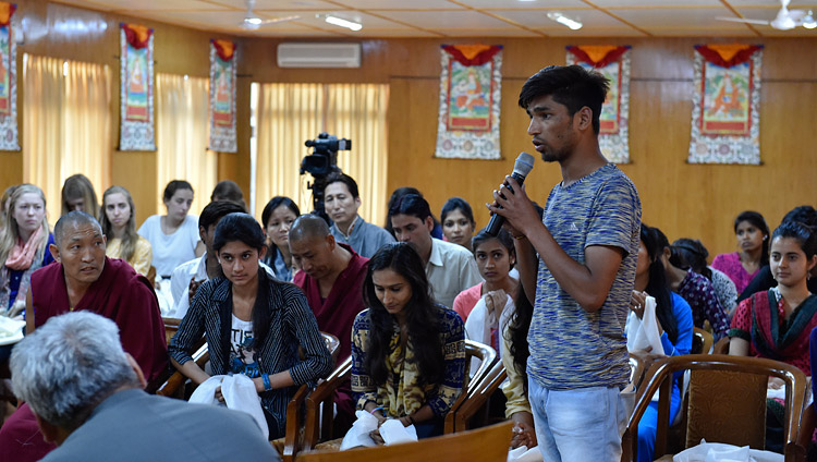 Один из студентов делится личным опытом изучения светской этики в ходе встречи с Его Святейшеством Далай-ламой. Фото: Тензин Дамчо (офис ЕСДЛ)