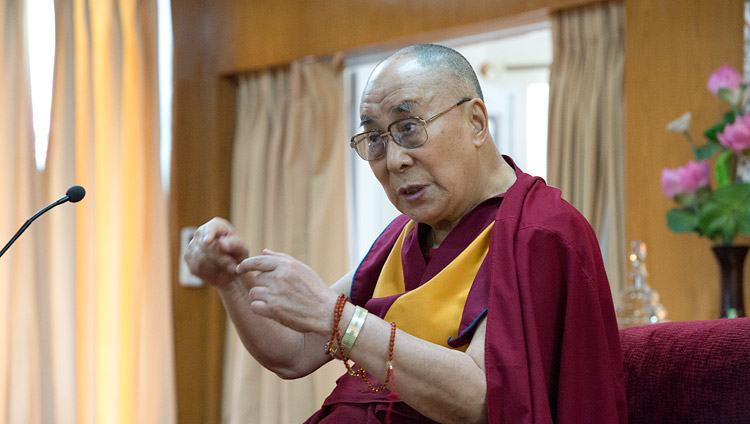 Его Святейшество Далай-лама обсуждает вопросы светской этики со студентами из США, Канады и Индии. Фото: Тензин Пунцок (офис ЕСДЛ)