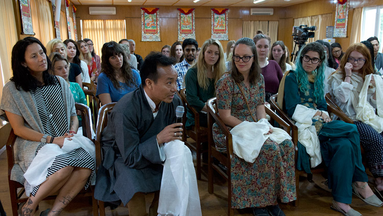 Один из слушателей задает вопрос Его Святейшеству Далай-ламе во время встречи со студентами из США, Канады и Индии. Фото: Тензин Пунцок (офис ЕСДЛ)