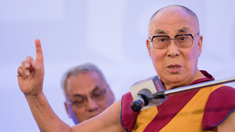 Его Святейшество Далай-лама обращается к собравшимся в ходе встречи с сотрудниками газеты «Индийский курьер». Фото: Тензин Чойджор (офис ЕСДЛ)