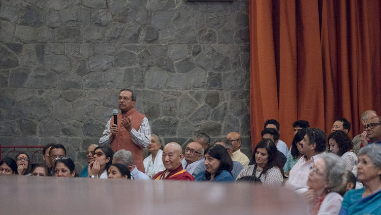 Один из слушателей задает вопрос Его Святейшеству Далай-ламе во время презентации книги Аруна Шоури «Два святых», организованной в Индийском международном центре Дели. Фото: Тензин Чойджор
