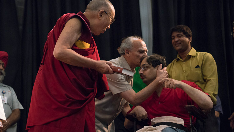 Арун Шоури обнимает своего сына Адитью после того, как он вручил Его Святейшеству Далай-ламе один из экземпляров новой книги «Два святых». Фото: Тензин Чойджор