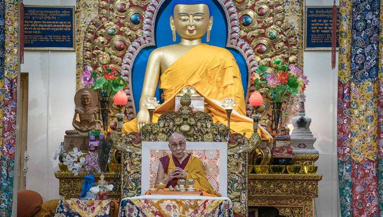Его Святейшество Далай-лама обращается к собравшимся в начале посвящения Авалокитешвары. Фото: Тензин Чойджор (офис ЕСДЛ)
