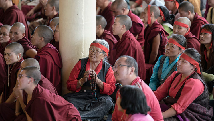 Надев ритуальные повязки, верующие слушают наставления Его Святейшества Далай-ламы во время посвящения Авалокитешвары. Фото: Тензин Чойджор (офис ЕСДЛ)