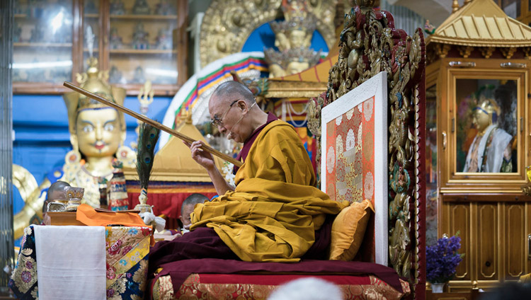 Его Святейшество Далай-лама дарует посвящение Авалокитешвары в главном тибетском храме в честь наступления священного месяца Сага Дава. Фото: Тензин Чойджор (офис ЕСДЛ)