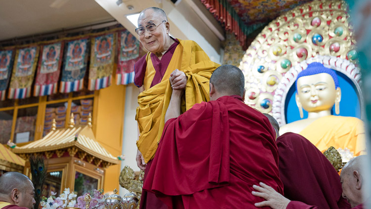Его Святейшество Далай-лама занимает свое место на троне, прибыв в главный тибетский храм, чтобы даровать посвящение Авалокитешвары по случаю наступления священного месяца Сага Дава. Фото: Тензин Чойджор (офис ЕСДЛ)