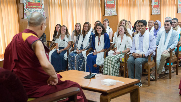 Его Святейшество Далай-лама дарует в своей резиденции наставления студентам университета Эмори, прибывшим на летнюю программу обучения «Тибетская наука об уме и теле». Фото: Тензин Чойджор (офис ЕСДЛ)