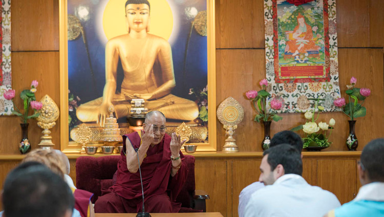 Его Святейшество Далай-лама обращается к студентам университета Эмори, прибывшим на летнюю программу обучения «Тибетская наука об уме и теле». Фото: Тензин Чойджор (офис ЕСДЛ)