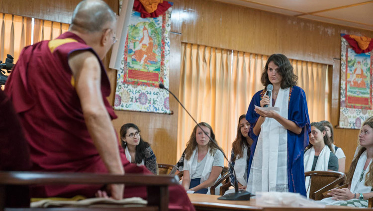 Одна из студенток университета Эмори задает вопрос Его Святейшеству Далай-ламе. Фото: Тензин Чойджор (офис ЕСДЛ)