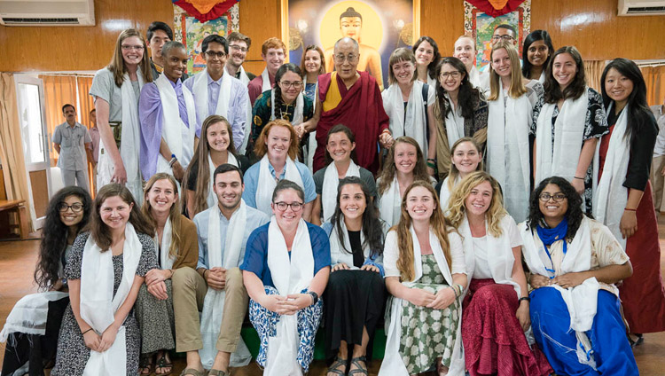 По завершении встречи Его Святейшество Далай-лама фотографируется со студентами университета Эмори, прибывшими на летнюю программу обучения «Тибетская наука об уме и теле». Фото: Тензин Чойджор (офис ЕСДЛ)